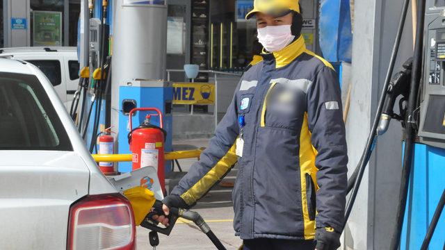 Akaryakıt istasyonuna kadın eli değdi! ''Doldur ağabey'' diyenler şaşkına dönüyor