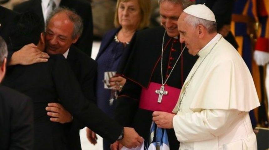 Diyanet'ten Papa'ya: Genç kızın ayaklarını yıkamakla olmaz