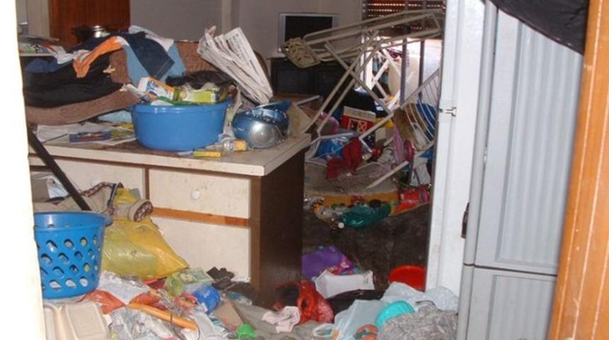 &Ccedil;ocuğunun g&ouml;zleri &ouml;n&uuml;nde a&ccedil;lıktan &ouml;ld&uuml;