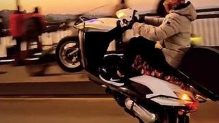 Trafikte dehşet saçtılar! Motokuryeden tehlikeli hareketler