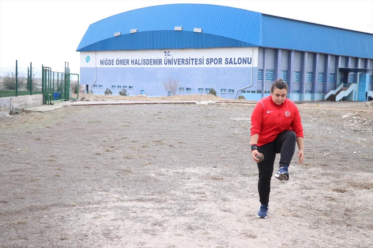 İşitme engelli milli g&uuml;lleci Fatma G&uuml;l, olimpiyat madalyası i&ccedil;in &ccedil;alışıyor