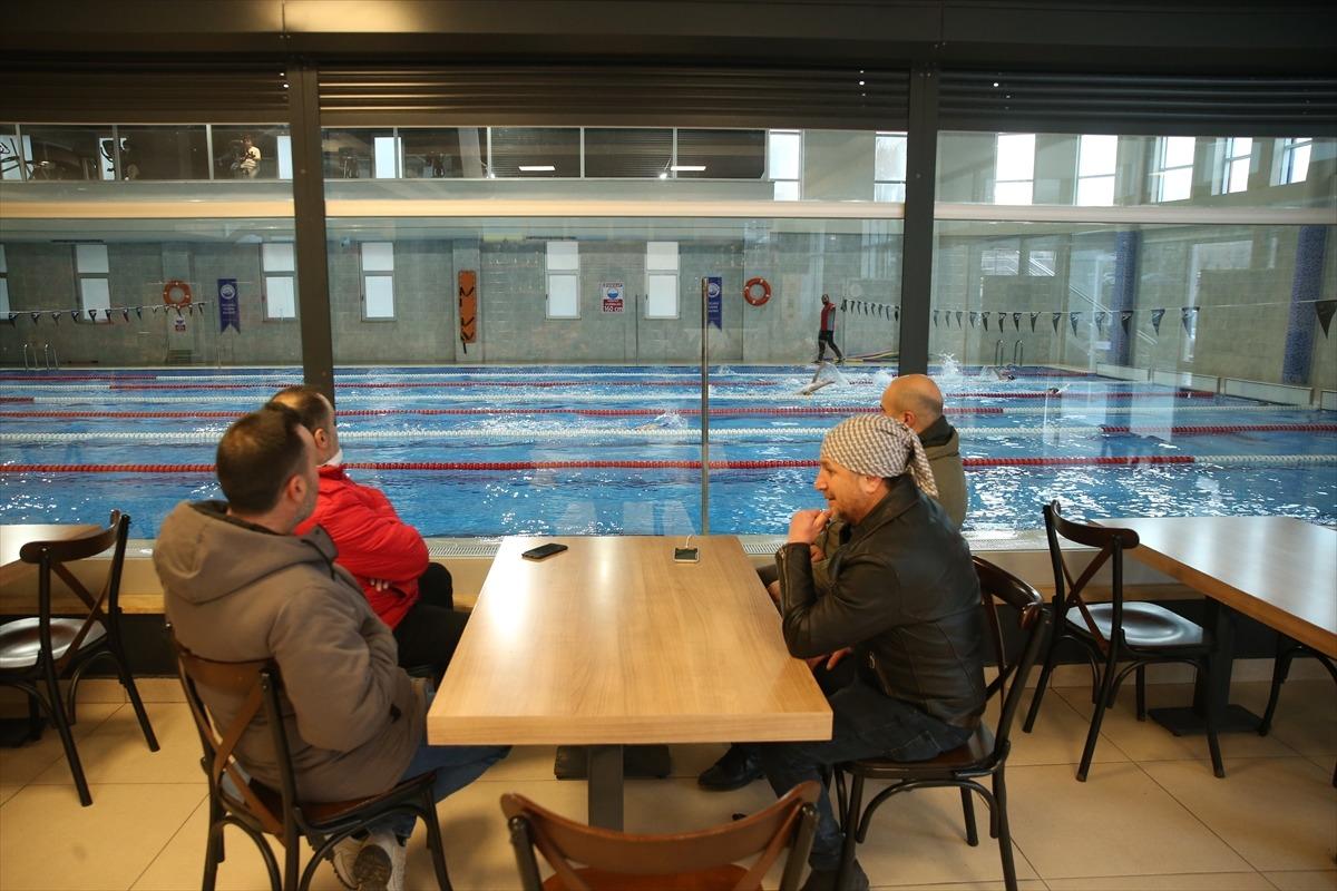 MS'i yenmek i&ccedil;in 9 yaşında y&uuml;zmeye başlayan kadın, sporcu yetiştiriyor