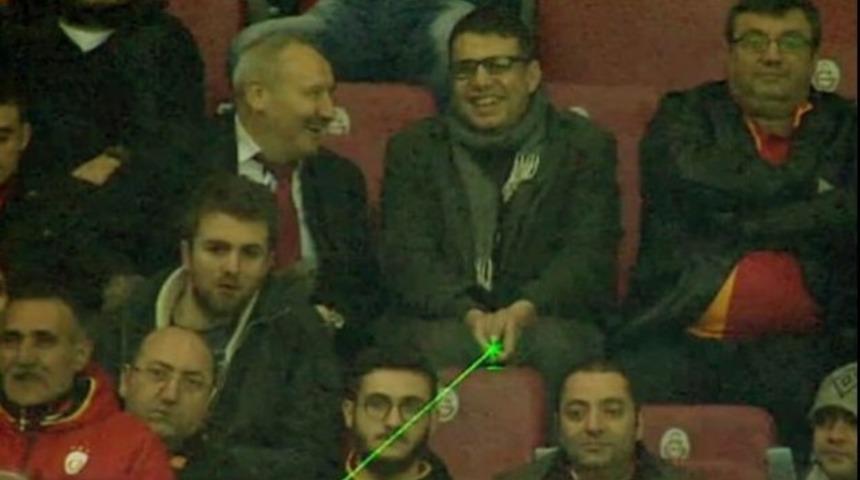 Galatasaray-Beşiktaş maçında lazer ışığı tutan şüpheli yakalandı