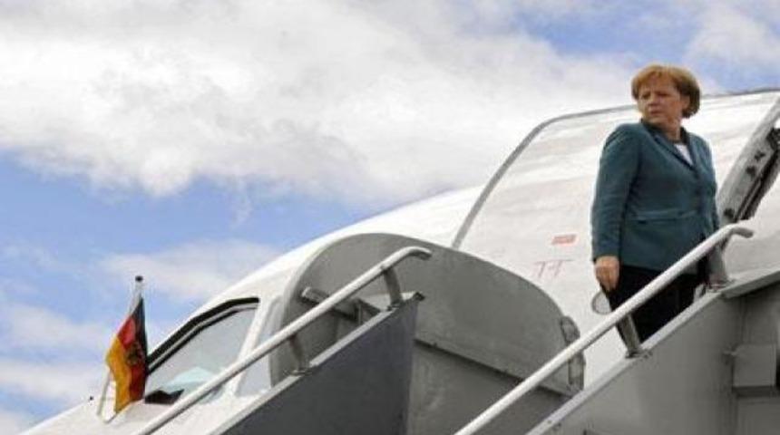 Merkel&rsquo;in u&ccedil;ağındaki &ccedil;ıplak T&uuml;rk