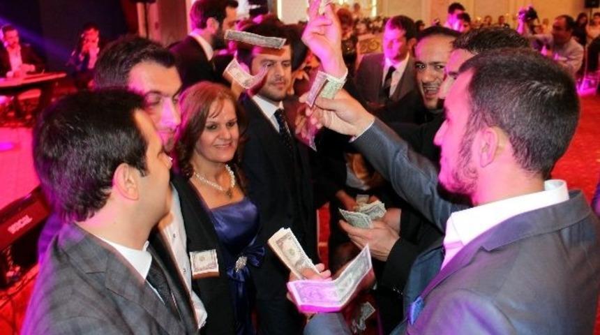 Eski bakanların da katıldığı düğünde dolarlar havada uçuştu