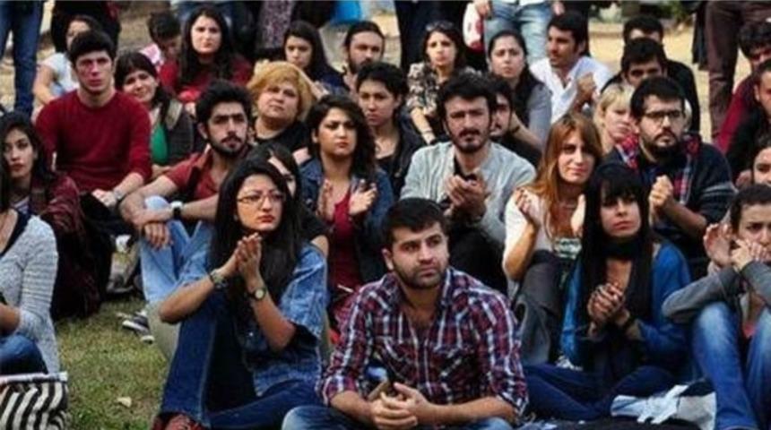 Twitter'da h&uuml;k&uuml;meti eleştirmek yurttan atılma nedeni oluyor