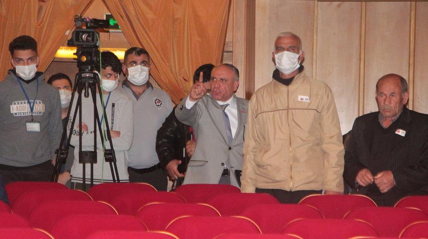 Adana meclisinde sinirler gerildi! "Taleplerimiz yerine getirilmezse 15 gün içinde meclisi işgal ederiz"