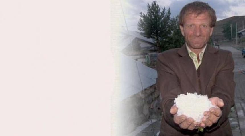 Narman&rsquo;a ceviz b&uuml;y&uuml;kl&uuml;ğ&uuml;nde dolu yağdı