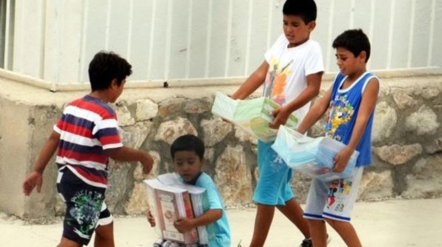 Soru soran &ouml;ğrencilere zorla kitap taşıttılar