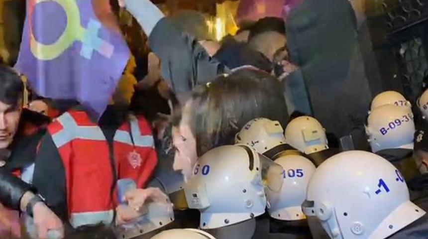 ‘Feminist Gece Yürüyüşü'ne polis müdahalesi! 30 gözaltı