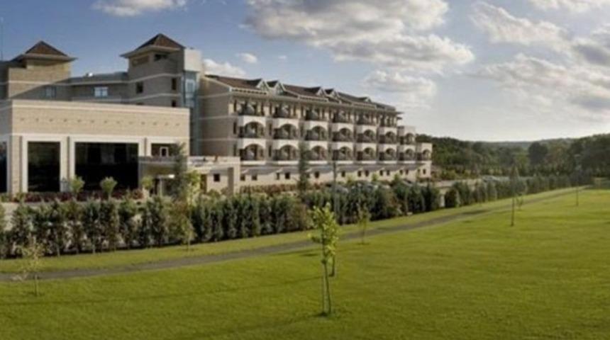 Orman işgalcisi otelden m&uuml;d&uuml;r&uuml;n eşine dolgun maaş