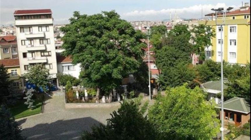 Mahalleli zincirleri kırıp t&uuml;rbeye girdi