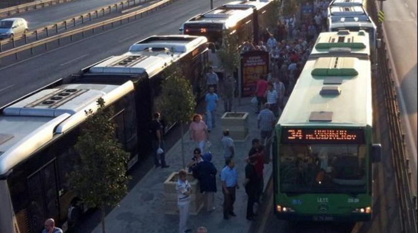 Metrobüs yayaya çarptı