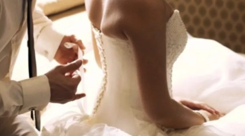 Gerdek gecesinde hayatının şokunu yaşadı! Kocası gelinliğinin üzerine idrarını yapınca şaşırıp kaldı