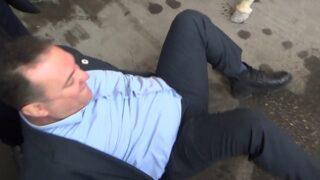 Eşekle protesto yapan ilçe başkanı Mehmet Danaoğlu eşekten inerken sırtüstü yere düştü