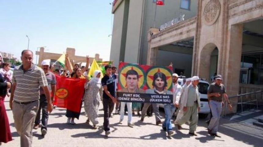 2 PKK'lının cesedini dağdan indirdiler