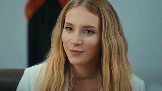 Mahkum'un Sasha'sı Hayal Köseoğlu derin göğüs dekolteli pozlarıyla olay oldu! 'Silikonun patlayacak!'