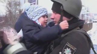 Cephedeki babasından ayrılmak istemedi! Ukraynalı küçük çocuğun vedası yürekleri burktu