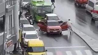 İstanbul'da milyonluk kuyumcu soygunu! Yeni görüntüler ortaya çıktı: Yolu kesip silahını minibüse doğrultmuş