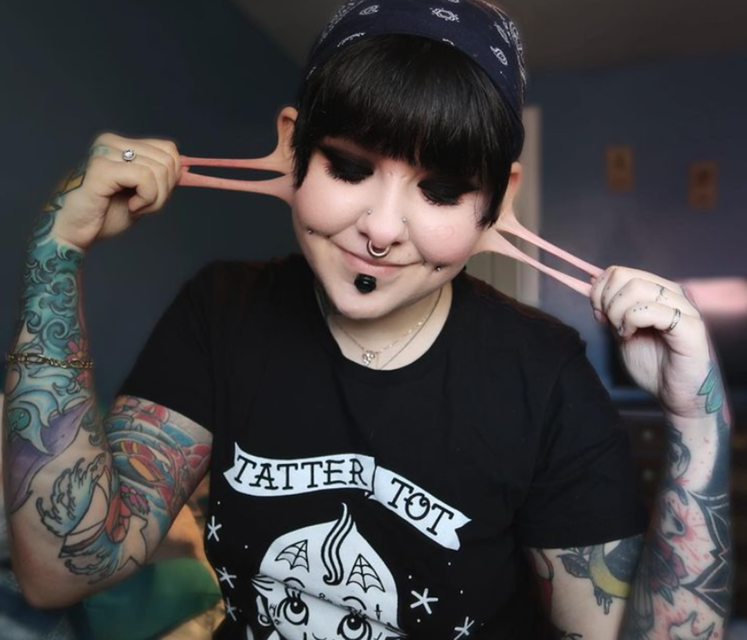 D&uuml;nyanın en b&uuml;y&uuml;k kulak memesine sahip olmak istedi! G&ouml;r&uuml;nt&uuml;s&uuml;yle herkesi şaşkına &ccedil;evirdi