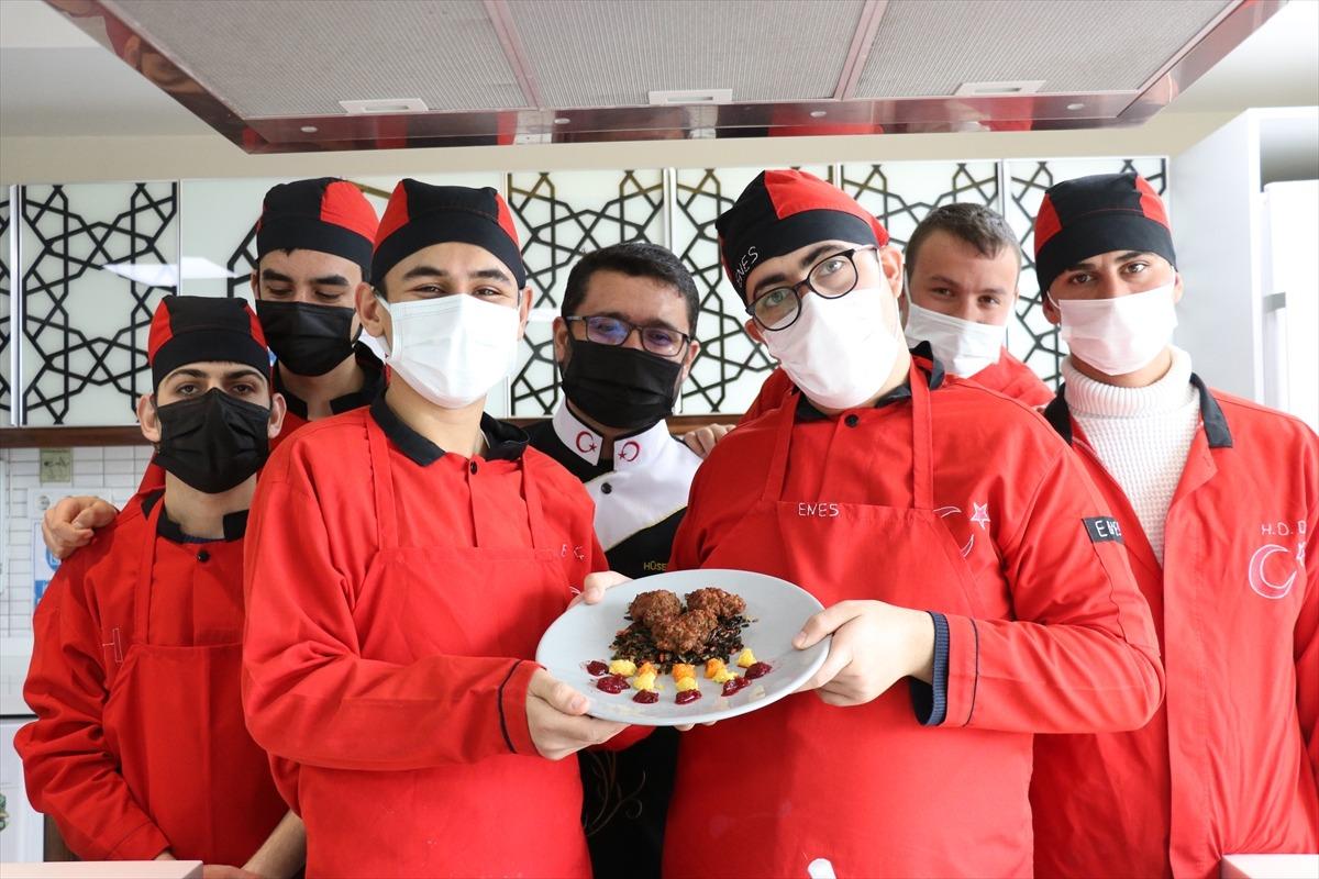 Sebze meyve atıkları "&ouml;zel eller"de yemek ve tatlıya d&ouml;n&uuml;ş&uuml;yor