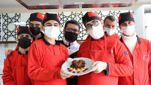 Sebze meyve atıkları özel ellerde yemek ve tatlıya dönüşüyor