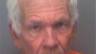 Polis geldiğinde bile çıplaktı! Komşusunun bahçesine zorla girip masasına tuvaletini yaptı