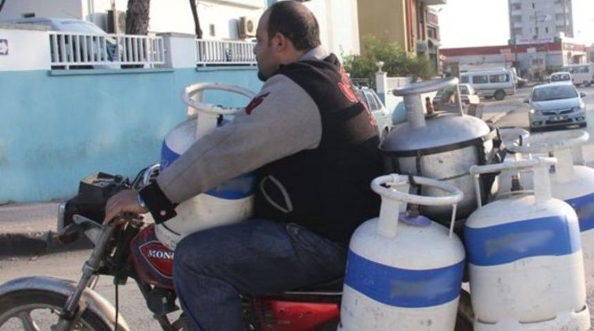 Motosikletle biri kucağında 7 mutfak t&uuml;p&uuml; taşıdı