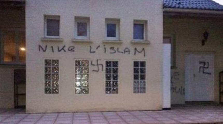 Fransa'da camiye &ccedil;irkin saldırı