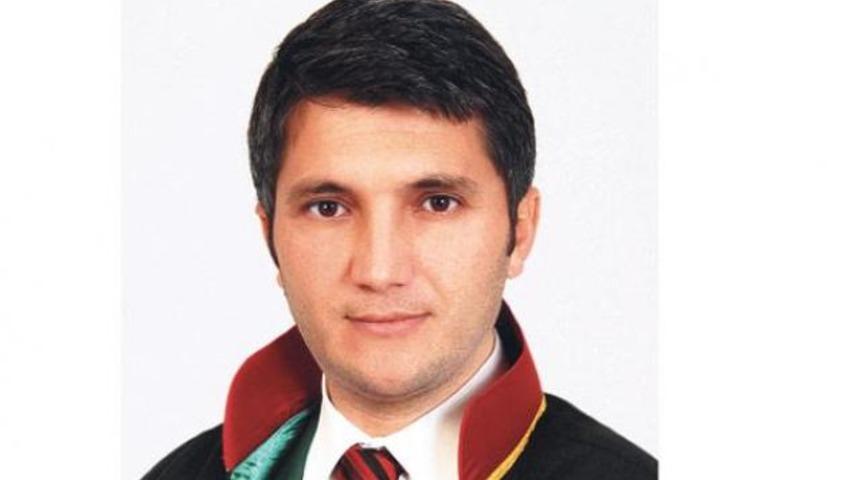 Hakimliği elma ağacına takıldı