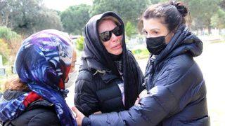 Seray Sever ayakta durmakta güçlük çekti! Gözyaşları içerisinde babasını son yolculuğuna uğurladı