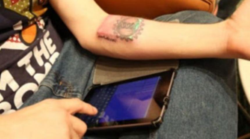 Tasarladığı bilgisayarı koluna dikti