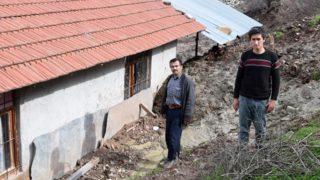 Antalya'da 6 kişilik aile her gün diken üstünde yaşıyor: Odanın birini boşalttık, uyurken gelecek