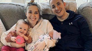 Doktorların kısır olabileceğini söylediği kadın, aynı yılda iki bebek dünyaya getirdi