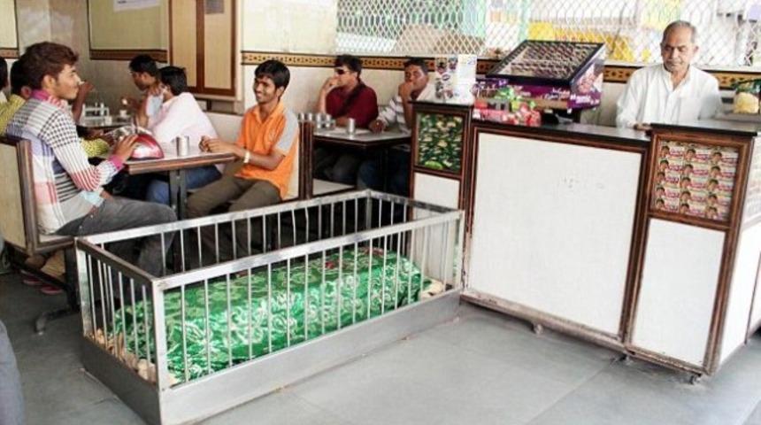 M&uuml;sl&uuml;man mezarlığının &uuml;st&uuml;nde restoran