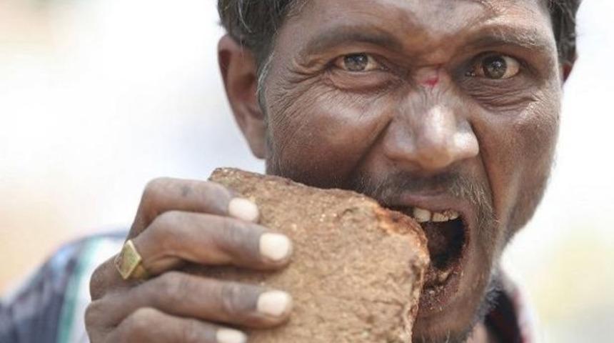 İnşaat işçisi çamur ve tuğla yiyor