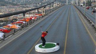 Tiger Woods'dan boğazda tarihi vuruş 