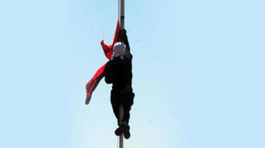 Bayrak indirme olayında 3 polis görevden alındı