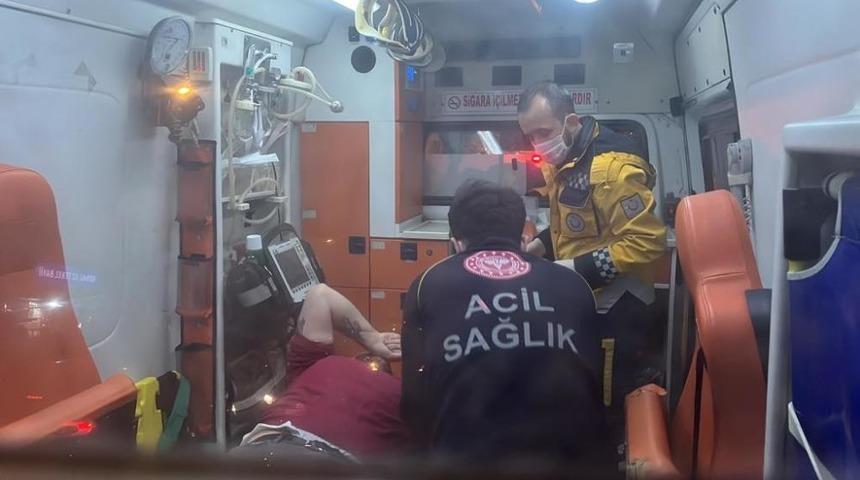 Kavgayı ayırmak isteyen motokurye bacağından vuruldu