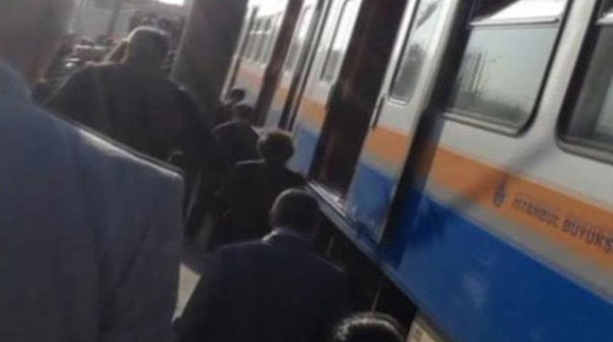 Metro arızalandı, halk raylarda yürüdü