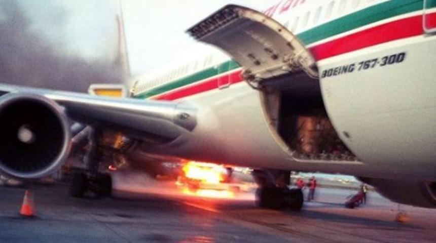 Yolcu uçağı havaalanında alev aldı