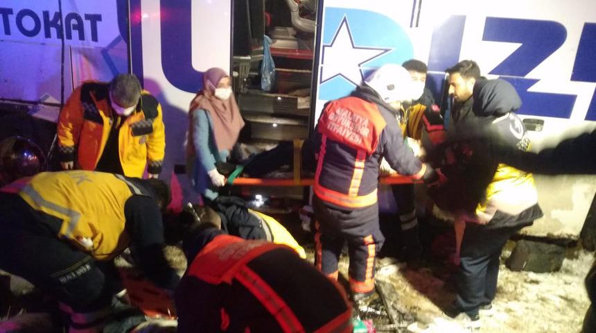 Sivas'ta feci kaza! Yolcu otobüsü devrildi: 4'ü ağır 20 yaralı