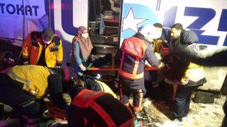 Sivas'ta feci kaza! Yolcu otobüsü devrildi: 4'ü ağır 20 yaralı