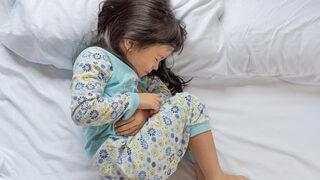 Bacaklarını karnına çekip ağlıyorsa, dikkat: Hemen ağrı kesici vermeyin!