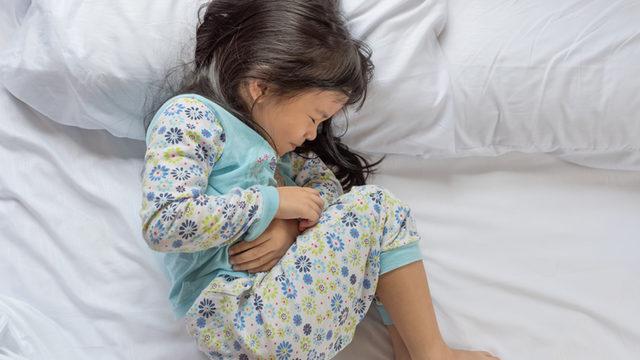 Bacaklarını karnına çekip ağlıyorsa, dikkat: Hemen ağrı kesici vermeyin!