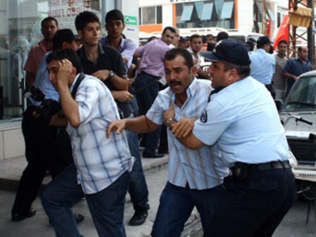 Hatay da gerginlik s&uuml;r&uuml;yor 1