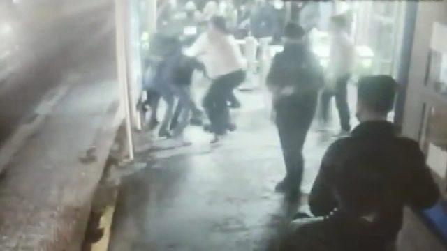 Eyüpsultan'da metrobüs durağında güvenlik görevlisine bıçaklı saldırı! Korku dolu anlar kamerada