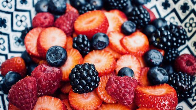 Vücuttaki iltihapla savaşıyor, bağışıklığı çelik gibi yapıyor... Her evde olması gereken anti-inflamatuar yiyecekler