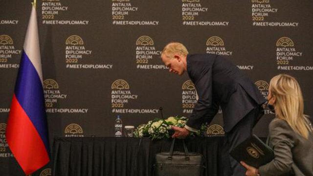 Antalya'daki Rusya-Ukrayna zirvesinde dikkat çeken olay! Korumaları masanın örtüsünü kaldırarak altına baktı