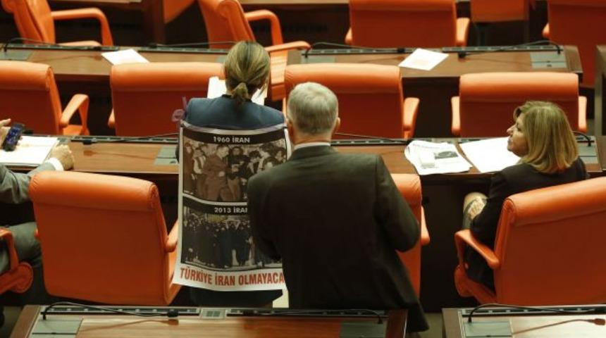 Meclis'te ‘duran kadın’ eylemi